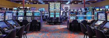 Studio live Baccarat di idbet dengan dealer profesional dan kartu di meja